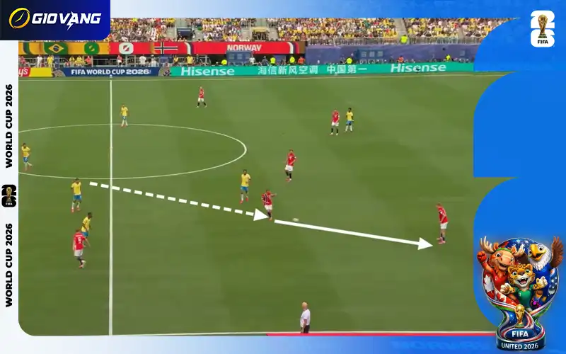 Odegaard thường xuyên lùi sâu xuống khu vực hàng tiền vệ đối phương